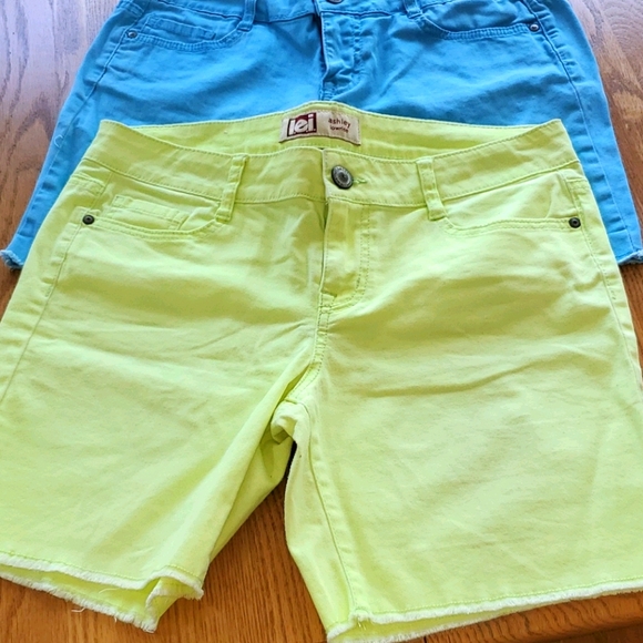 Shorts - Picture 3 of 5